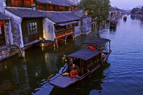 Tourists visit Wuzhen, Zhejiang province on a boat on Jan 2. (Photo/Xinhua) Tourists visit Wuzhen, Zhejiang province on a boat on Jan 2. (Photo/Xinhua)