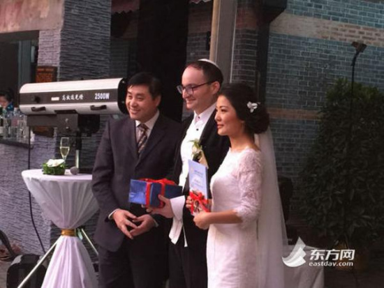 The head of the museum poses with the newly-wed couple on April 1, 2015.(Photo/eastday.com) The head of the museum poses with the newly-wed couple on April 1, 2015.(Photo/eastday.com)