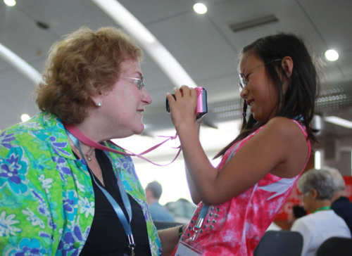A woman from the United States plays with her adopted daughter at the China Center for Children's Welfare and Adoption.(Photo: Wang Jing/China Daily)