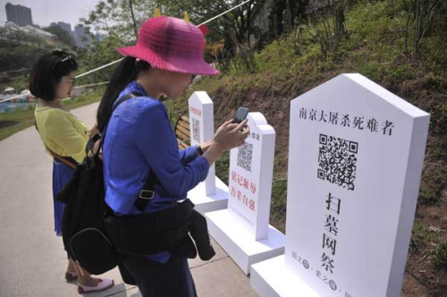 Visitors to a cemetery scan QR codes on tombstones. (China Daily/Chen Chao) Visitors to a cemetery scan QR codes on tombstones. (China Daily/Chen Chao)