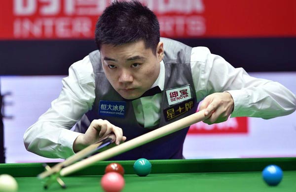 Ding Junhui plays against John Higgins in the quarterfinal of the 2015 World Snooker China Open in Beijing, April 3, 2015. (Photo/Xinhua) Ding Junhui plays against John Higgins in the quarterfinal of the 2015 World Snooker China Open in Beijing, April 3, 2015. (Photo/Xinhua)