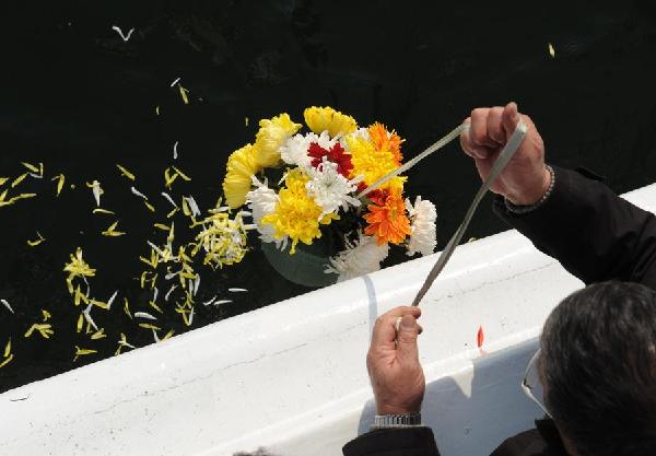 A man joins a sea burial ceremony in Dalian, Northeast China's Liaoning province. (Photo/Xinhua) A man joins a sea burial ceremony in Dalian, Northeast China's Liaoning province. (Photo/Xinhua)