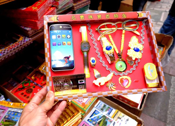 A package of offerings featuring a model of the iPhone6S sells for 10 yuan ($1.6). (Photo: China Daily/Zou Zhongpin) A package of offerings featuring a model of the iPhone6S sells for 10 yuan ($1.6). (Photo: China Daily/Zou Zhongpin)