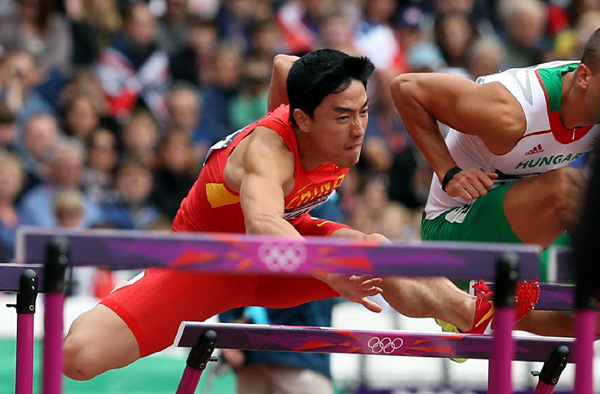 Athens Olympic champion hurdler Liu Xiang stumbles in a premilinary for the 110-meter hurdles at the London Olympics on Aug 7,2012. FAN JUN/XINHUA Athens Olympic champion hurdler Liu Xiang stumbles in a premilinary for the 110-meter hurdles at the London Olympics on Aug 7,2012. FAN JUN/XINHUA