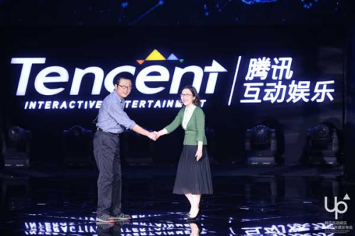 Author Liu Cixin shakes hands with Liu Ming, general manager of mobile game division of Tencent Interactive Entertainment, at a ceremony that celebrates Liu as Tencent's mobile game imagination architect. Photo provided to China Daily Author Liu Cixin shakes hands with Liu Ming, general manager of mobile game division of Tencent Interactive Entertainment, at a ceremony that celebrates Liu as Tencent's mobile game imagination architect. Photo provided to China Daily