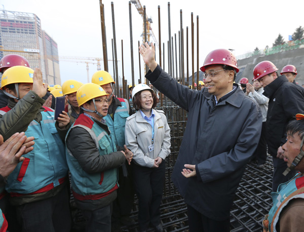 Premier Li Keqiang talks to workers on Thursday at a transportation hub being built in Changchun, Jilin province. DINGLIN/ XINHUA Premier Li Keqiang talks to workers on Thursday at a transportation hub being built in Changchun, Jilin province. DINGLIN/ XINHUA
