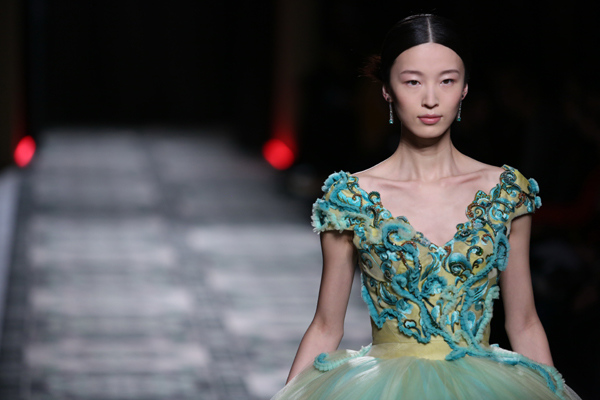 A model presents creations by Laurence Xu at the Paris Haute Couture Fashion Week. Photo provided to China Daily A model presents creations by Laurence Xu at the Paris Haute Couture Fashion Week. Photo provided to China Daily