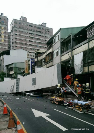 Rescuers work at the accident site in Taichung, southeast China's Taiwan, April 10, 2015. A steel beam fell from a crane at a light rail construction site in central Taiwan's Taichung city on Friday afternoon, killing at least four people and injuring four others, the city government said. (Xinhua) Rescuers work at the accident site in Taichung, southeast China's Taiwan, April 10, 2015. A steel beam fell from a crane at a light rail construction site in central Taiwan's Taichung city on Friday afternoon, killing at least four people and injuring four others, the city government said. (Xinhua)