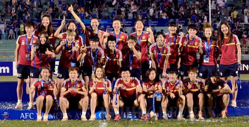 GO, GIRLS! Players of the Chinese Women's Football Team pose for a group photo after winning third place at the Asian Cup in Viet Nam on May 25, 2014 (XINHUA) GO, GIRLS! Players of the Chinese Women's Football Team pose for a group photo after winning third place at the Asian Cup in Viet Nam on May 25, 2014 (XINHUA)