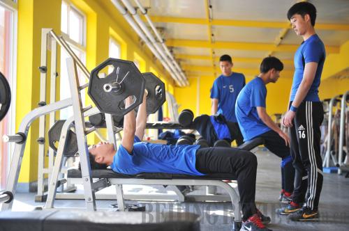 PROFESSIONAL TRAINING: Han Shuo (forefront), 19, lifts weights with his classmates on April 7 as part of their regular training at the Sangao training base in Beijing (WEI YAO) PROFESSIONAL TRAINING: Han Shuo (forefront), 19, lifts weights with his classmates on April 7 as part of their regular training at the Sangao training base in Beijing (WEI YAO)