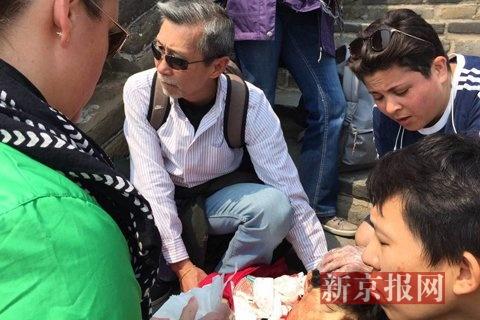 Family member of an old woman wait for help when the woman is knowed to death by a Canadian tourist at the Great Wall on Tuesday. (Photo provided by the victim's family) Family member of an old woman wait for help when the woman is knowed to death by a Canadian tourist at the Great Wall on Tuesday. (Photo provided by the victim's family)
