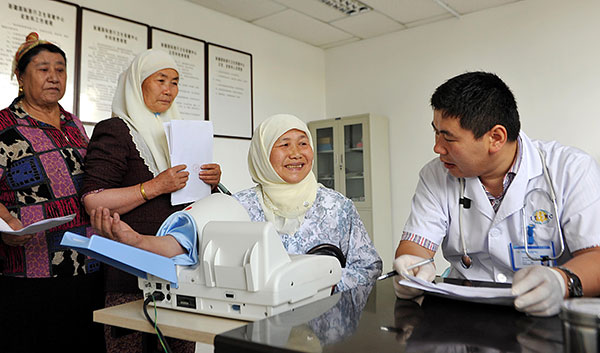 Muslims have their blood pressure checked before setting off on the hajj pilgrimage to Mecca from Urumqi in the Xinjiang Uygur autonomous region. Xinjiang health authorities have provided checkups, vaccinations and medical assistance to pilgrims. (Photo/Xinhua) Muslims have their blood pressure checked before setting off on the hajj pilgrimage to Mecca from Urumqi in the Xinjiang Uygur autonomous region. Xinjiang health authorities have provided checkups, vaccinations and medical assistance to pilgrims. (Photo/Xinhua)