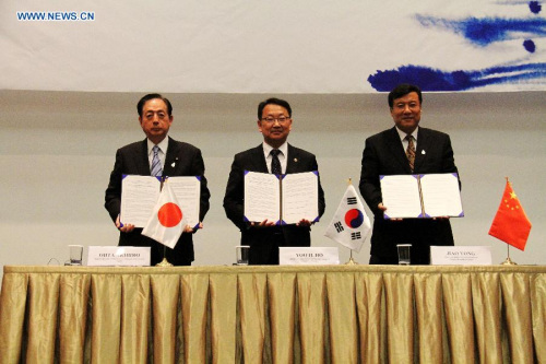 China's Vice Minister of Water Resources Jiao Yong, South Korea's Minister of Land, Infrastructure and Transport Yoo Il-ho and Japan's Minister of Land, Infrastructure, Transport and Tourism Ohta Akihiro (R-L) pose for photo after signing a joint statement during a trilateral ministerial meeting at the seventh World Water Forum held in Gyeongju, South Korea, April 13, 2015.(Xinhua/Peng Qian) China's Vice Minister of Water Resources Jiao Yong, South Korea's Minister of Land, Infrastructure and Transport Yoo Il-ho and Japan's Minister of Land, Infrastructure, Transport and Tourism Ohta Akihiro (R-L) pose for photo after signing a joint statement during a trilateral ministerial meeting at the seventh World Water Forum held in Gyeongju, South Korea, April 13, 2015.(Xinhua/Peng Qian)