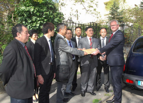 Elzo Molenberg (right), Deputy Head of Mission and Head of Political, Economic, Press and Cultural Department at the Netherlands Embassy, receives the letter of appeal from Chinese Li Zhen on April 13. Photo provided to chinadaily.com.cn Elzo Molenberg (right), Deputy Head of Mission and Head of Political, Economic, Press and Cultural Department at the Netherlands Embassy, receives the letter of appeal from Chinese Li Zhen on April 13. Photo provided to chinadaily.com.cn