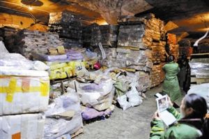 More than 6,000 tons of smuggled frozen meat. Photo/jb.sznews.com