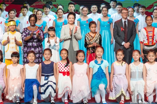 Chinese President Xi Jinping's wife Peng Liyuan (C), who is the World Health Organization (WHO)'s goodwill ambassador for tuberculosis and HIV/AIDS, attends a publicizing activity for the prevention and cure of tuberculosis and HIV/AIDS in Hainan University in Haikou, South China's Hainan province, March 29, 2015. (Photo/Xinhua) Chinese President Xi Jinping's wife Peng Liyuan (C), who is the World Health Organization (WHO)'s goodwill ambassador for tuberculosis and HIV/AIDS, attends a publicizing activity for the prevention and cure of tuberculosis and HIV/AIDS in Hainan University in Haikou, South China's Hainan province, March 29, 2015. (Photo/Xinhua)