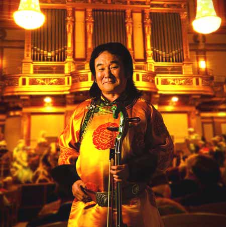 Chi Bulag, a horse-head fiddle master. (Photo/CNTV) Chi Bulag, a horse-head fiddle master. (Photo/CNTV)