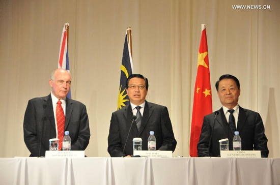 Malaysian Transport Minister Liow Tiong Lai (C), Australian Deputy Prime Minister Warren Truss (L) and Chinese Transport Minister Yang Chuantang attend a press conference in Kuala Lumpur, Malaysia, April 16, 2015. (Xinhua/Wang Dawei) Malaysian Transport Minister Liow Tiong Lai (C), Australian Deputy Prime Minister Warren Truss (L) and Chinese Transport Minister Yang Chuantang attend a press conference in Kuala Lumpur, Malaysia, April 16, 2015. (Xinhua/Wang Dawei)