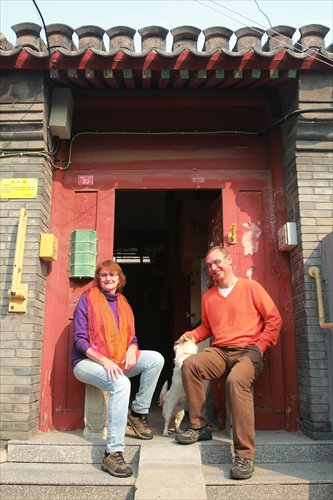 Two foreign guests pose for a photograph outside Arti Xia's Airbnb-listed courtyard home in Xicheng district. (Photo: Courtesy of Arti Xia) Two foreign guests pose for a photograph outside Arti Xia's Airbnb-listed courtyard home in Xicheng district. (Photo: Courtesy of Arti Xia)