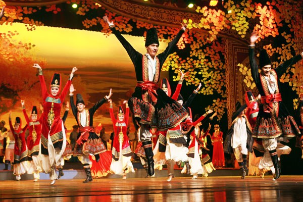Forever Meshrep, choreographed by Dilnar Abdulla, is a showcase of Xinjiang's traditional music and dance. (Photo provided to China Daily) Forever Meshrep, choreographed by Dilnar Abdulla, is a showcase of Xinjiang's traditional music and dance. (Photo provided to China Daily)