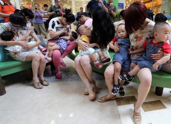 Activist mothers breast-feed their babies for five minutes in a shopping mall in Qingdao, Shandong province, on June 28 to promote the importance of breast-feeding. (Photo/China Daily) Activist mothers breast-feed their babies for five minutes in a shopping mall in Qingdao, Shandong province, on June 28 to promote the importance of breast-feeding. (Photo/China Daily)