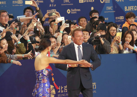 Arnold Schwarzenegger draws a big crowd of fans while walking the red carpet of the Beijing International Film Festival.(Photo By Jiang Dong/China Daily) Arnold Schwarzenegger draws a big crowd of fans while walking the red carpet of the Beijing International Film Festival.(Photo By Jiang Dong/China Daily)