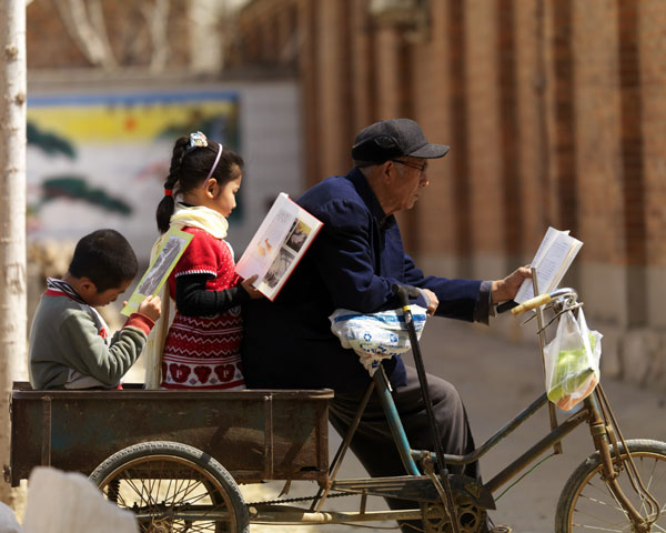 Many readers are still attached to printed books although online reading is becoming increasingly popular in China.(Photo by Li Zongyin/China Daily)