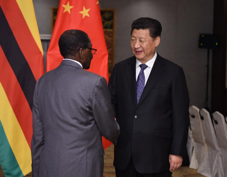 Chinese President Xi Jinping (R) meets with Zimbabwean President Robert Mugabe in Jakarta, capital of Indonesia, April 23, 2015. (Xinhua/Xie Huanchi)