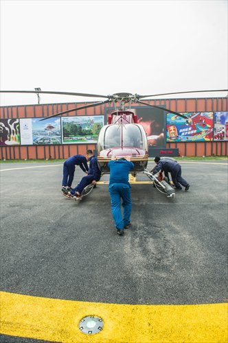 Staff from Beijing Reignwood Star General Aviation Corporation ready a helicopter for flight. (Photo: GT/Li Hao) Staff from Beijing Reignwood Star General Aviation Corporation ready a helicopter for flight. (Photo: GT/Li Hao)