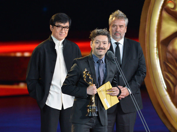 Hong Kong star Jackie Chan (left) and French veteran filmmaker Luc Besson with Bernardo Arellano (center), director of Mexican movie The Beginning of Time, which won the Tiantan Award at the Beijing International Film Festival. (Photo/Xinhua) Hong Kong star Jackie Chan (left) and French veteran filmmaker Luc Besson with Bernardo Arellano (center), director of Mexican movie The Beginning of Time, which won the Tiantan Award at the Beijing International Film Festival. (Photo/Xinhua)
