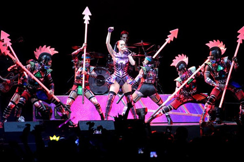 American pop star Katy Perry makes her Shanghai debut singing to a capacity crowd at the Mercedes-Benz Arena on Tuesday night. American pop star Katy Perry makes her Shanghai debut singing to a capacity crowd at the Mercedes-Benz Arena on Tuesday night.