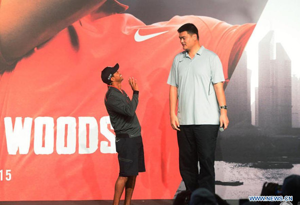 Tiger Woods talks to Yao Ming in his commercial visit to Shanghai on April 24, 2015. (Photo/Xinhua) Tiger Woods talks to Yao Ming in his commercial visit to Shanghai on April 24, 2015. (Photo/Xinhua)