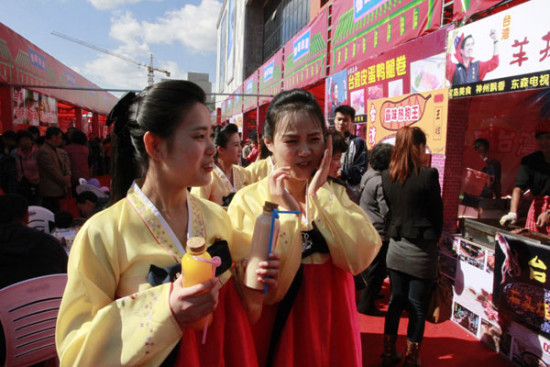 DPRK women attend a cross-border trade fair in Dandong. (Photo/China Daily) DPRK women attend a cross-border trade fair in Dandong. (Photo/China Daily)