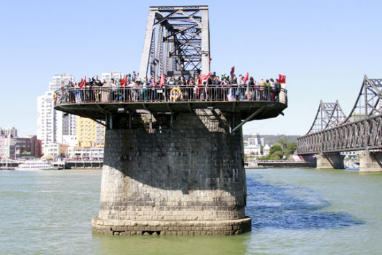 Visitors stand on the Broken Bridge on the Dandong side to get a view of the DPRK. (Photo/China Daily) Visitors stand on the Broken Bridge on the Dandong side to get a view of the DPRK. (Photo/China Daily)