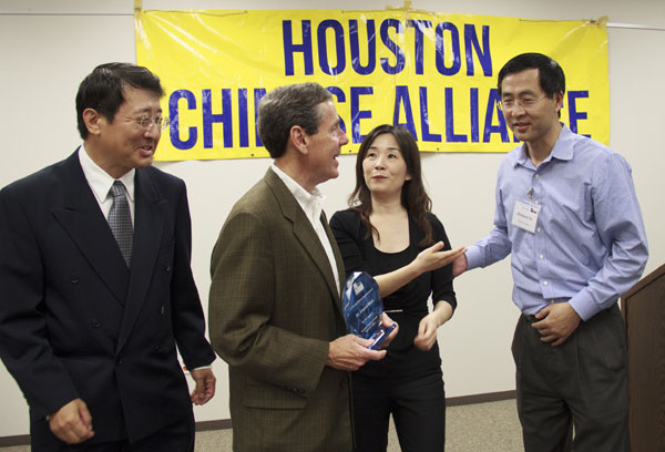 From left: David Cao, Houston Chinese Alliance (HCA) board member; Edward Blum, head of Students for Fair Admissions; Sun Ying, HCA president; and vice-president Howard Xu discuss a lawsuit against Harvard University over its admissions practices in regards to Asian students. May Zhou / China Daily From left: David Cao, Houston Chinese Alliance (HCA) board member; Edward Blum, head of Students for Fair Admissions; Sun Ying, HCA president; and vice-president Howard Xu discuss a lawsuit against Harvard University over its admissions practices in regards to Asian students. May Zhou / China Daily