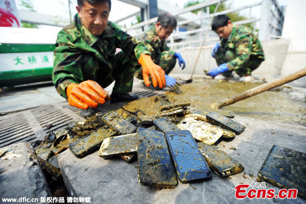 Cleaners discovered phones in a public toilet near a railway station in Wuchang, East China's Jiangxi province, during a cleaning operation on April 27, 2015. (Photo/IC) Cleaners discovered phones in a public toilet near a railway station in Wuchang, East China's Jiangxi province, during a cleaning operation on April 27, 2015. (Photo/IC)