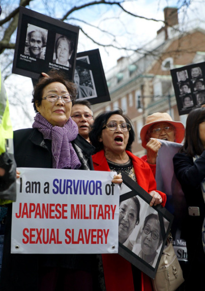 Protesters, including a former Korean comfort woman, Yong Soo Lee, 88, demonstrate outside the Kennedy School at Harvard in Cambridge, Massachusetts, demanding that Japanese Prime Minister Shinzo Abe apologize for Japan's sexual enslavement of women in occupied countries during WWII. (Photo: Xinhua/Zhou Erjie) Protesters, including a former Korean comfort woman, Yong Soo Lee, 88, demonstrate outside the Kennedy School at Harvard in Cambridge, Massachusetts, demanding that Japanese Prime Minister Shinzo Abe apologize for Japan's sexual enslavement of women in occupied countries during WWII. (Photo: Xinhua/Zhou Erjie)
