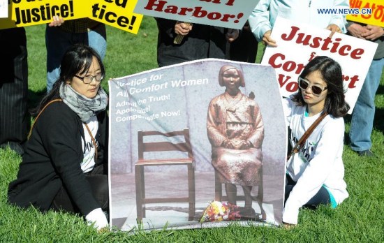 Protesters hold signs in front of Capitol Hill as Japanese Prime Minister Shinzo Abe pays a visit to White House in Washington D.C., capital of the United States, April 28, 2015. Nearly 200 people held signs and shouted slogans in a protest against Abe's handling of history issues, demanding the Japanese leader to unequivocally apologize for his country's wartime crimes here on Tuesday. (Xinhua/Bao Dandan)