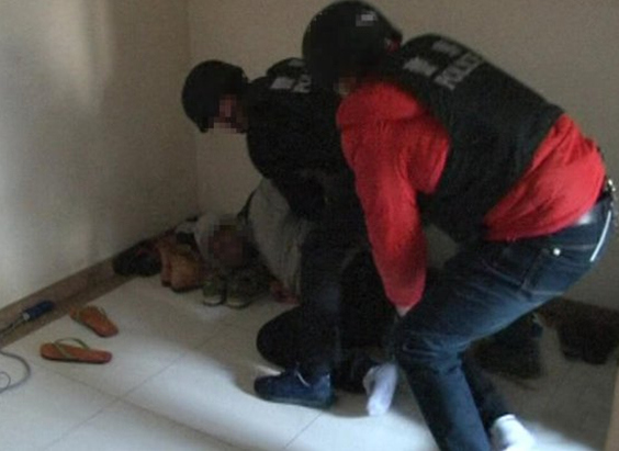 Guangzhou police catches a foreign suspect in an operation. (Screenshot from Guangdong TV) Guangzhou police catches a foreign suspect in an operation. (Screenshot from Guangdong TV)