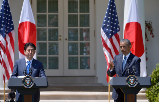 U.S. President Barack Obama holds a news conference with Japanese Prime Minister Shinzo Abe at the White House on Tuesday.(Photo/Xinhua) U.S. President Barack Obama holds a news conference with Japanese Prime Minister Shinzo Abe at the White House on Tuesday.(Photo/Xinhua)