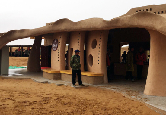 A toilet at the Shapotou scenic zone in the Ningxia Hui autonomous region is not only functional but has also been designed to blend perfectly with the desert landscape. (China Daily/Su Zhou)