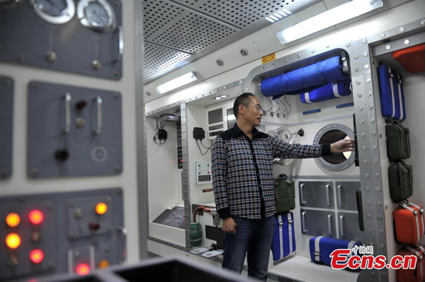 Xu Weilong shows off a replica of the Chinese prototype space lab Tiangong-1 in Shijiazhuang, North China's Hebei province, April 15, 2015. (Photo: China News Service/Zhai Rujia) Xu Weilong shows off a replica of the Chinese prototype space lab Tiangong-1 in Shijiazhuang, North China's Hebei province, April 15, 2015. (Photo: China News Service/Zhai Rujia)