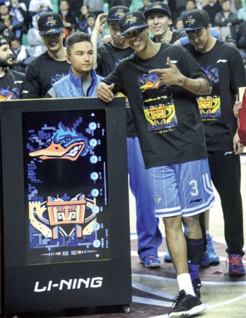 Stephon Marbury led the Beijing Ducks to a 4-2 series victory over Liaoning on March 22, claiming his third CBA championship ring and earning the MVP award. Zhang Wenkui / for China Daily Stephon Marbury led the Beijing Ducks to a 4-2 series victory over Liaoning on March 22, claiming his third CBA championship ring and earning the MVP award. Zhang Wenkui / for China Daily