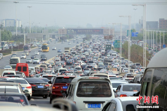 Stuck in gridlock, queues of cars wait at the entrance of a highway in Zhengzhou of Henan Province on May 1, the first day of China's May Day holiday. Many drivers are trying to take advantage of a policy that waives the toll on expressways during holidays. (Photo:China News Service/Feng Lei) Stuck in gridlock, queues of cars wait at the entrance of a highway in Zhengzhou of Henan Province on May 1, the first day of China's May Day holiday. Many drivers are trying to take advantage of a policy that waives the toll on expressways during holidays. (Photo:China News Service/Feng Lei)