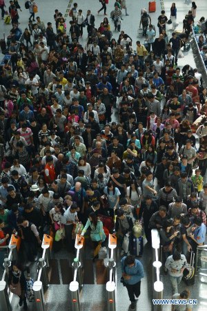 Passengers pass through the ticket barrier at a railway station in Hangzhou, capital of east China's Zhejiang Province, May 3, 2015. The railway and bus stations across the nation witnessed surging passenger flows on Sunday as the three-day Labor Day Holiday came to end and people started to return to work. (Xinhua/Long Wei) Passengers pass through the ticket barrier at a railway station in Hangzhou, capital of east China's Zhejiang Province, May 3, 2015. The railway and bus stations across the nation witnessed surging passenger flows on Sunday as the three-day Labor Day Holiday came to end and people started to return to work. (Xinhua/Long Wei)