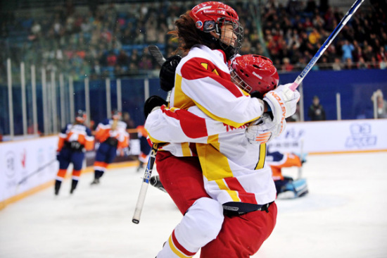 Captain Sun Rui is embraced by one of her teammates after scoring during a game at the IIHF Women's World Championship Division I Group B in Beijing on April 6. The Chinese team lost to the Netherlands 3-2 after penalties. (Photo/China Daily) Captain Sun Rui is embraced by one of her teammates after scoring during a game at the IIHF Women's World Championship Division I Group B in Beijing on April 6. The Chinese team lost to the Netherlands 3-2 after penalties. (Photo/China Daily)