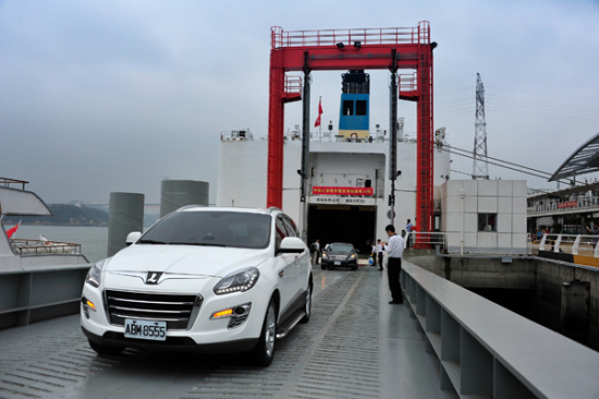 Two private cars registered in Taiwan leave the ferry Cosco Star in Xiamen on Monday. Eight tourists from the island began a driving tour of Fujian province. Provided to China Daily Two private cars registered in Taiwan leave the ferry Cosco Star in Xiamen on Monday. Eight tourists from the island began a driving tour of Fujian province. Provided to China Daily