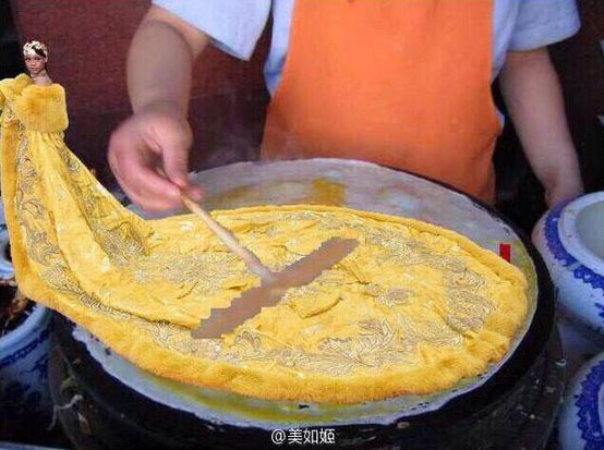 A photoshopped image makes fun of Rihanna's dress by comparing it to a Chinese-style pancake. The pop singer opted for the dress tailor-made by Beijing-based designer Guo Pei at the Met Gala in New York City, May 5, 2015. (Photo/weibo.com) A photoshopped image makes fun of Rihanna's dress by comparing it to a Chinese-style pancake. The pop singer opted for the dress tailor-made by Beijing-based designer Guo Pei at the Met Gala in New York City, May 5, 2015. (Photo/weibo.com)