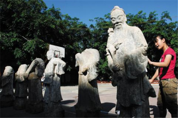 A team of archaeologists found seven stone statues during the latest underwater discovery in the Xisha archipelago in the South China Sea. (Photo/CNTV)