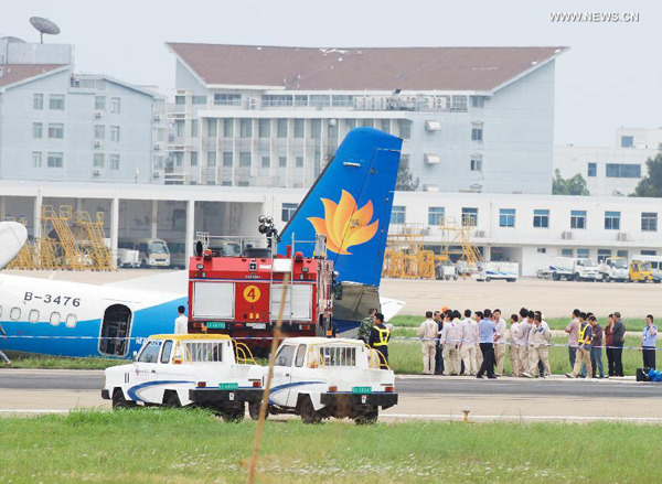 Photo taken on May 10, 2015 shows the accident scene where a plane skidded off the runway at Changle International Airport in Fuzhou, capital of southeast China's Fujian Province. A Joyair plane skidded off the runway while taxiing at Changle International Airport on Sunday, leaving five passengers slightly injured. (Xinhua/Jiang Kehong) Photo taken on May 10, 2015 shows the accident scene where a plane skidded off the runway at Changle International Airport in Fuzhou, capital of southeast China's Fujian Province. A Joyair plane skidded off the runway while taxiing at Changle International Airport on Sunday, leaving five passengers slightly injured. (Xinhua/Jiang Kehong)